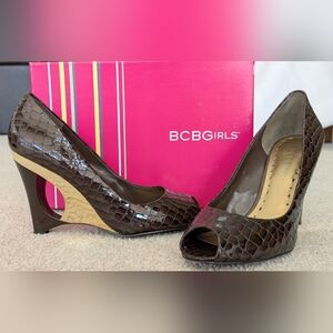 BCBGirls Chocolate Brown Patent Leather Croc Peep Toe Wedge w/ Gold Hel Size 7